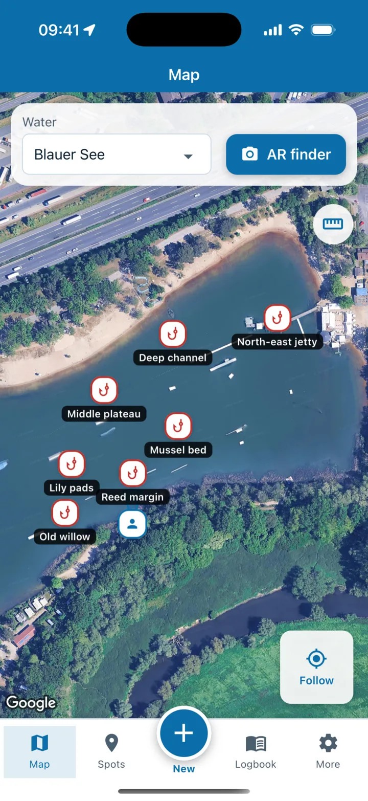 Map of the Blauer See with the spots Reed margin, Middle plateau, Deep channel, Mussel bed, Lily pads and Old willow, your own position and heading, AR finder button and ruler