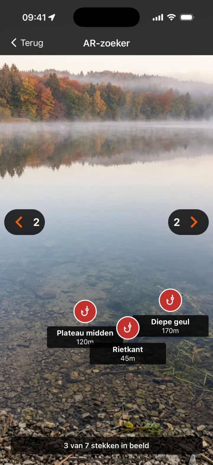 AR-zoeker: camerabeeld van een meer in de herfstmist met de stekken Rietkant 45 m, Plateau midden 120 m en Diepe geul 170 m, 3 van de 7 stekken in beeld